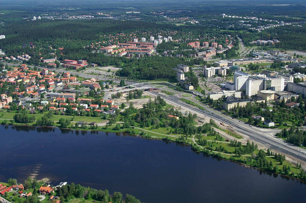 Bilden av Öbacka från 2006, som togs från luften, ger oss en unik möjlighet att se platsen på ett sätt som sällan är möjligt.