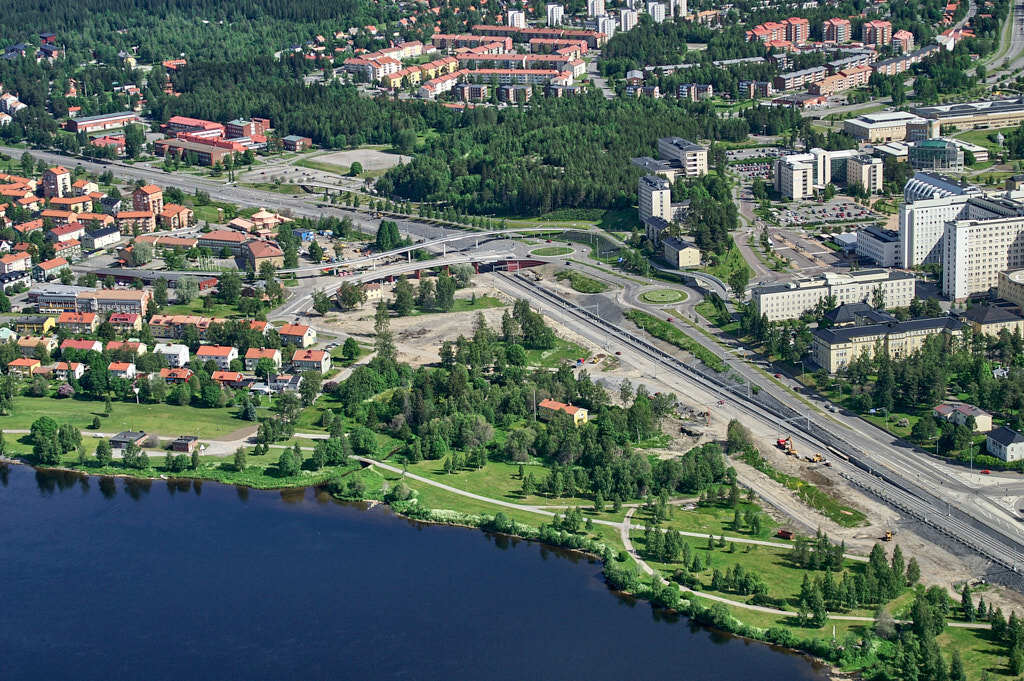 Bilden av Öbacka från 2006, som togs från luften, ger oss en unik möjlighet att se platsen på ett sätt som sällan är möjligt.