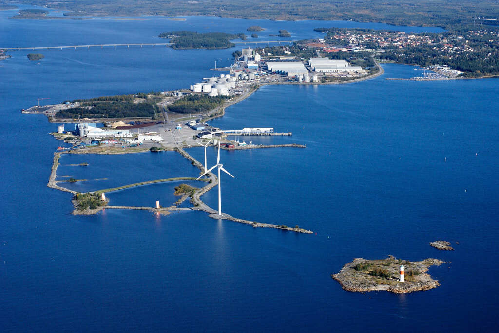 Ett flygbild av Holmsund år 2007. Det erbjuder oss en helt annan möjlighet att få en djupare och mer detaljerad inblick i denna plats än vad vi normalt kan uppleva från marknivå.