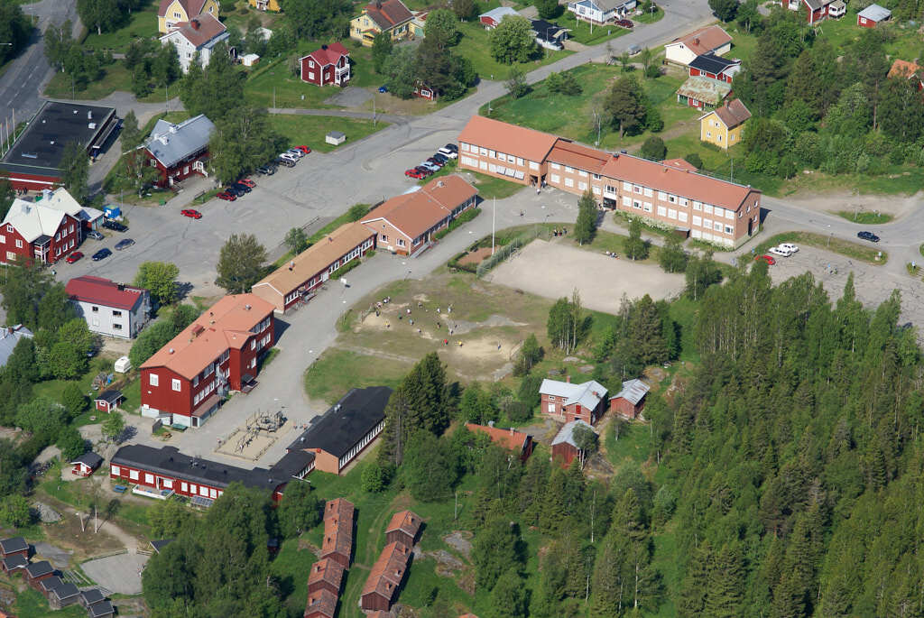 En bild från luften visar Lövånger år 2007.