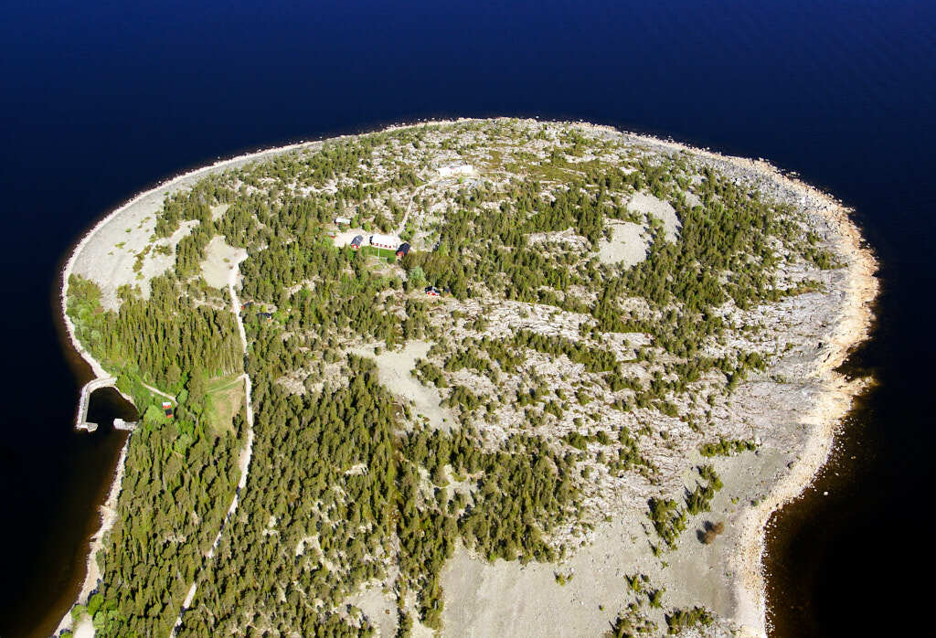 År 2023 togs flygbild över Bjuröklubb. Den här bilden är inte bara intressant att titta på, den är också värdefull när man planerar städer och de som vill förstå hur städer ändras över tid. Den hjälper oss att se hur Bjuröklubb har utvecklats och hur de passar in i staden.