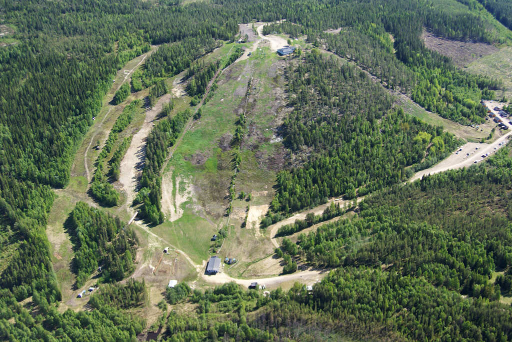 År 2023 togs flygbild över Bygdsiljum. Den här bilden är inte bara intressant att titta på, den är också värdefull när man planerar städer och de som vill förstå hur städer ändras över tid. Den hjälper oss att se hur Bygdsiljum har utvecklats och hur de passar in i staden.