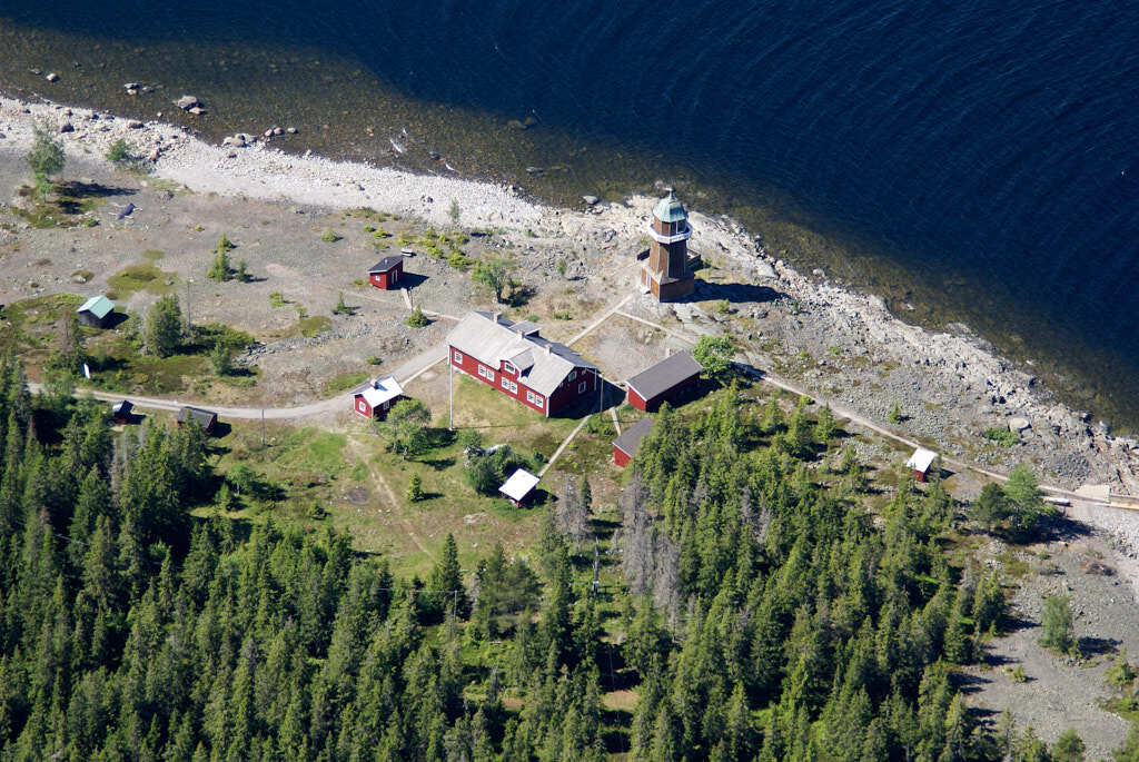 Här kan du se 2007 års flygbild över Holmön. 