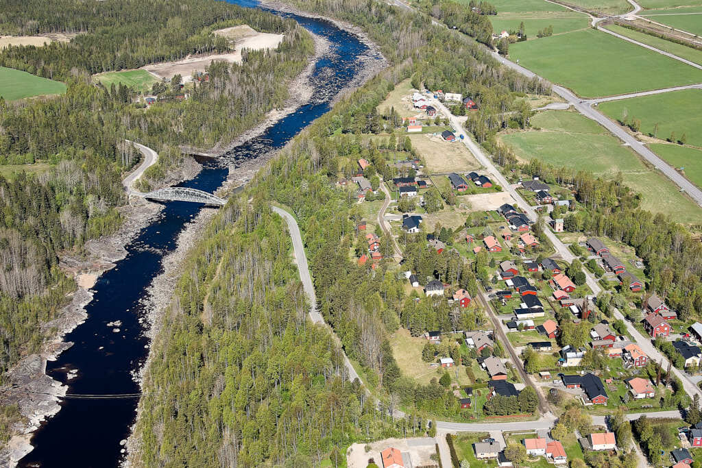 År 2023 togs flygbild över Brännland. Den här bilden är inte bara intressant att titta på, den är också värdefull när man planerar städer och de som vill förstå hur städer ändras över tid. Den hjälper oss att se hur Brännland har utvecklats och hur de passar in i staden.