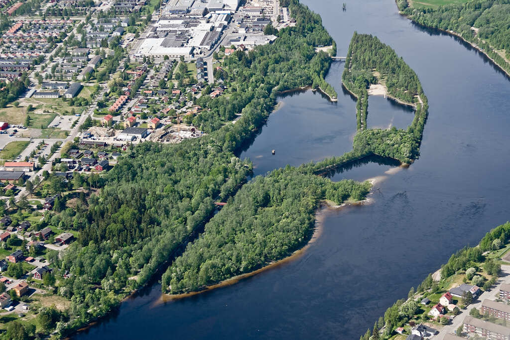 År 2023 togs flygbild över Bölesholmarna. Den här bilden är inte bara intressant att titta på, den är också värdefull när man planerar städer och de som vill förstå hur städer ändras över tid. Den hjälper oss att se hur Bölesholmarna har utvecklats och hur de passar in i staden.