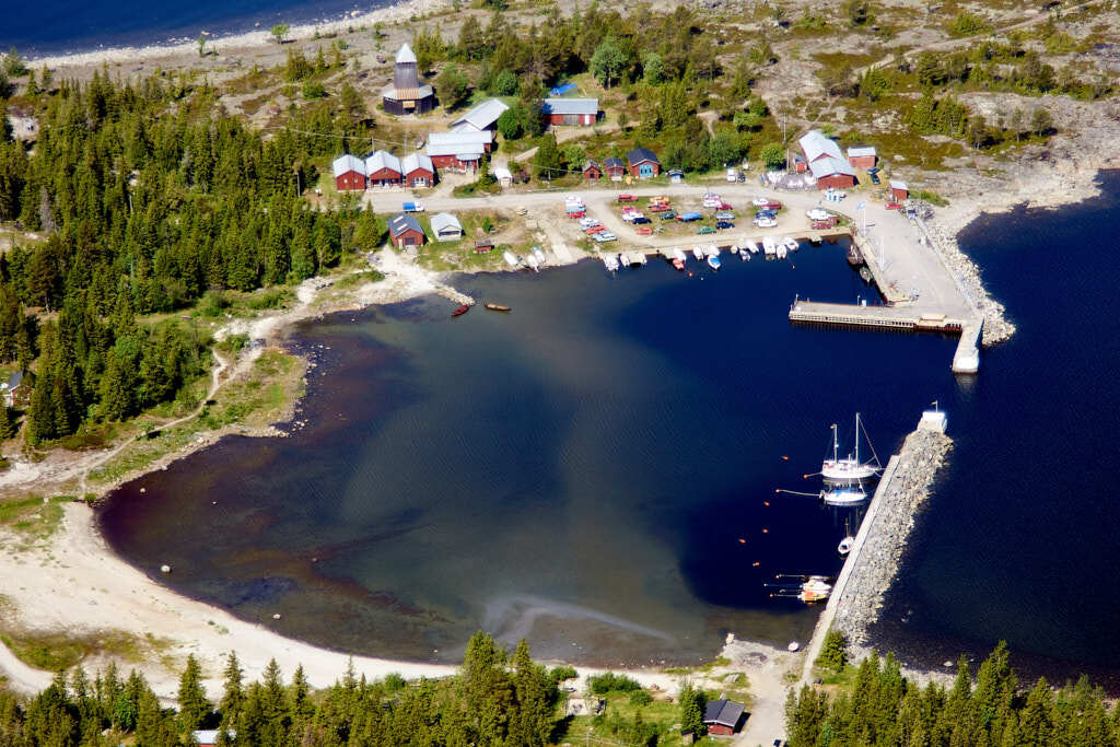 År 2023 togs flygbild över Holmön. Den här bilden är inte bara intressant att titta på, den är också värdefull när man planerar städer och de som vill förstå hur städer ändras över tid. Den hjälper oss att se hur Holmön har utvecklats och hur de passar in i staden.