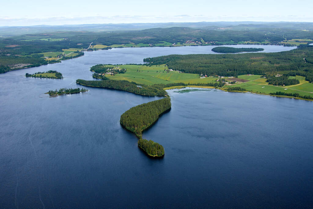 Ett flygbild av Tavelsjö år 2008. Det erbjuder oss en helt annan möjlighet att få en djupare och mer detaljerad inblick i denna plats än vad vi normalt kan uppleva från marknivå.