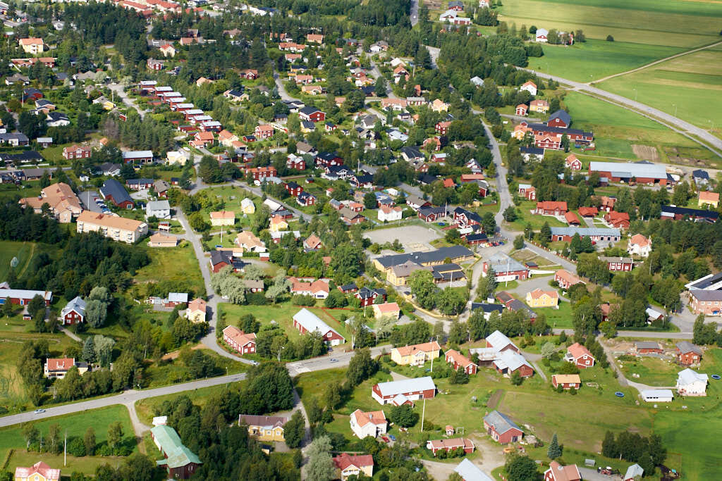 Ett flygbild av Röbäck år 2008. Det erbjuder oss en helt annan möjlighet att få en djupare och mer detaljerad inblick i denna plats än vad vi normalt kan uppleva från marknivå.