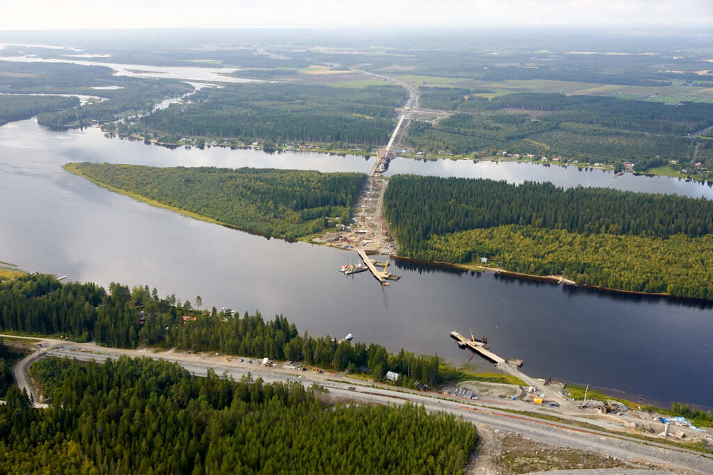 Här kan du se 2008 års flygbild över Storsandskär och Botniabanan. 