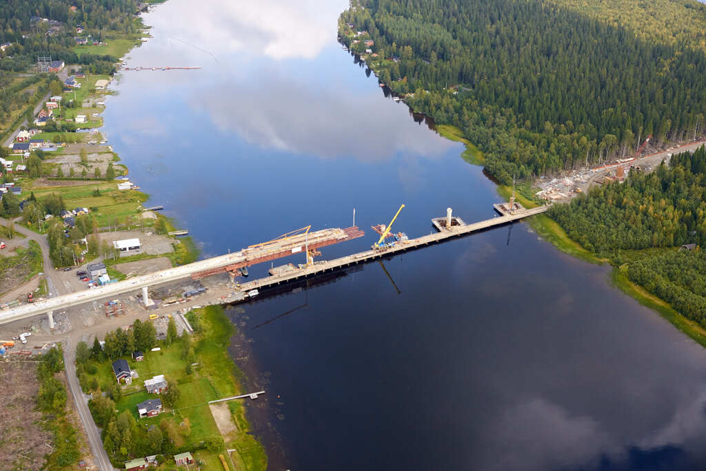 Det här är en bild som togs från ovan av Storsandskär och Botniabanan år 2008