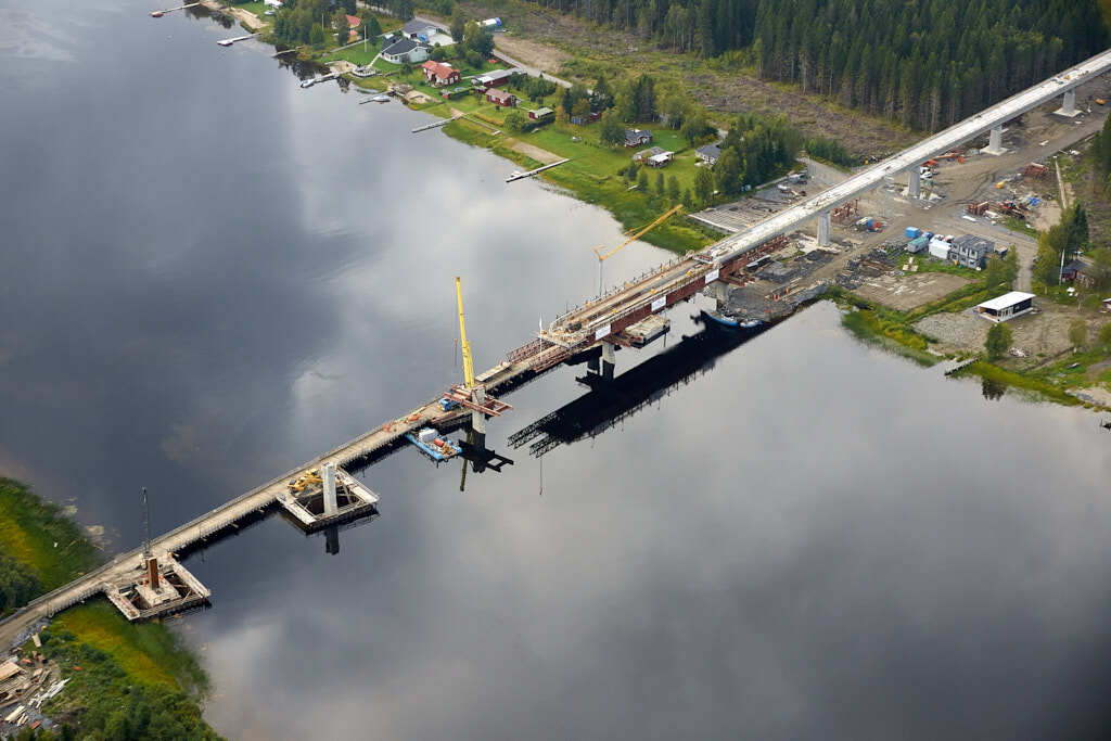 Bilden av Storsandskär och Botniabanan från 2008, som togs från luften, ger oss en unik möjlighet att se platsen på ett sätt som sällan är möjligt.