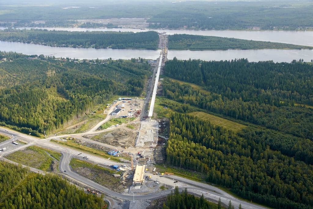 År 2023 togs flygbild över Botniabanan. Den här bilden är inte bara intressant att titta på, den är också värdefull när man planerar städer och de som vill förstå hur städer ändras över tid. Den hjälper oss att se hur Botniabanan har utvecklats och hur de passar in i staden.