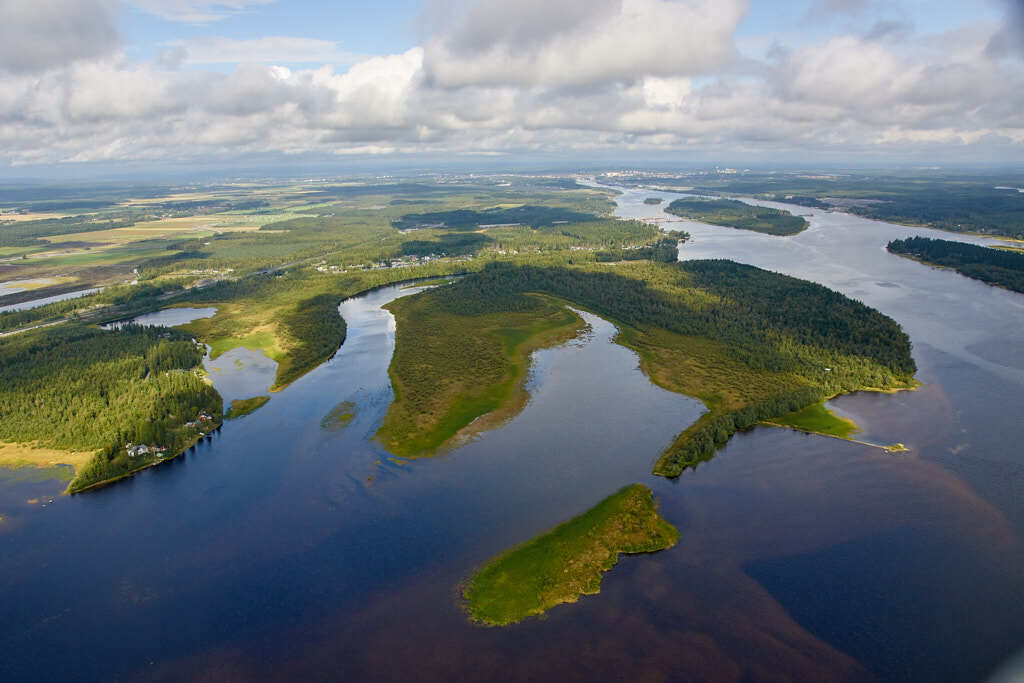 Ett flygbild av Umedeltat år 2008. Det erbjuder oss en helt annan möjlighet att få en djupare och mer detaljerad inblick i denna plats än vad vi normalt kan uppleva från marknivå.