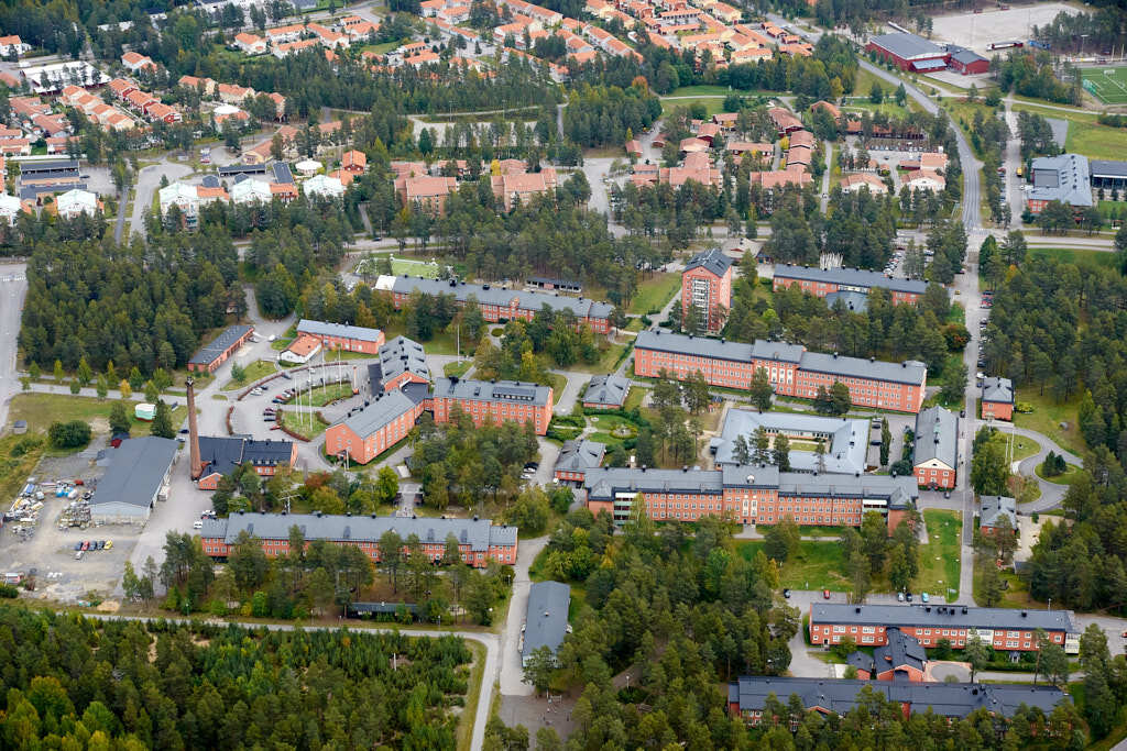 År 2023 togs flygbild över Umedalen. Den här bilden är inte bara intressant att titta på, den är också värdefull när man planerar städer och de som vill förstå hur städer ändras över tid. Den hjälper oss att se hur Umedalen har utvecklats och hur de passar in i staden.