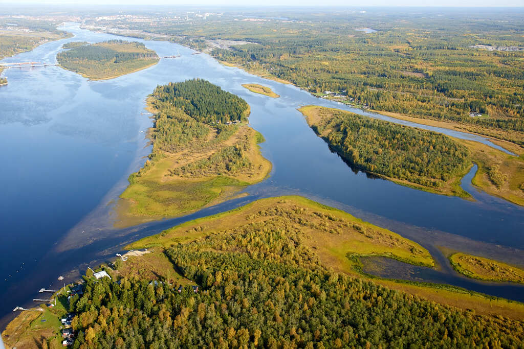 År 2023 togs flygbild över Umedeltat. Den här bilden är inte bara intressant att titta på, den är också värdefull när man planerar städer och de som vill förstå hur städer ändras över tid. Den hjälper oss att se hur Umedeltat har utvecklats och hur de passar in i staden.