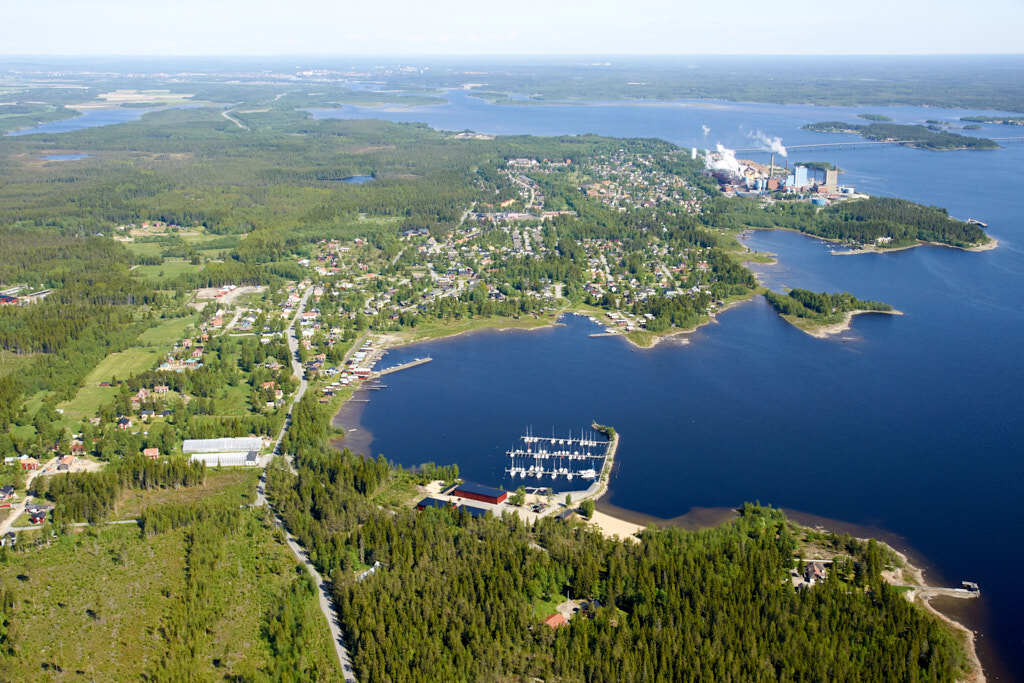 År 2023 togs flygbild över Obbola. Den här bilden är inte bara intressant att titta på, den är också värdefull när man planerar städer och de som vill förstå hur städer ändras över tid. Den hjälper oss att se hur Obbola har utvecklats och hur de passar in i staden.