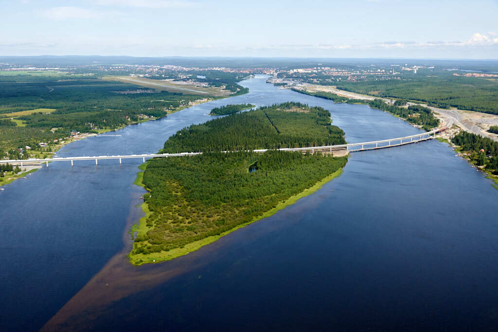 Här kan du se 2009 års flygbild över Storsandskär. 