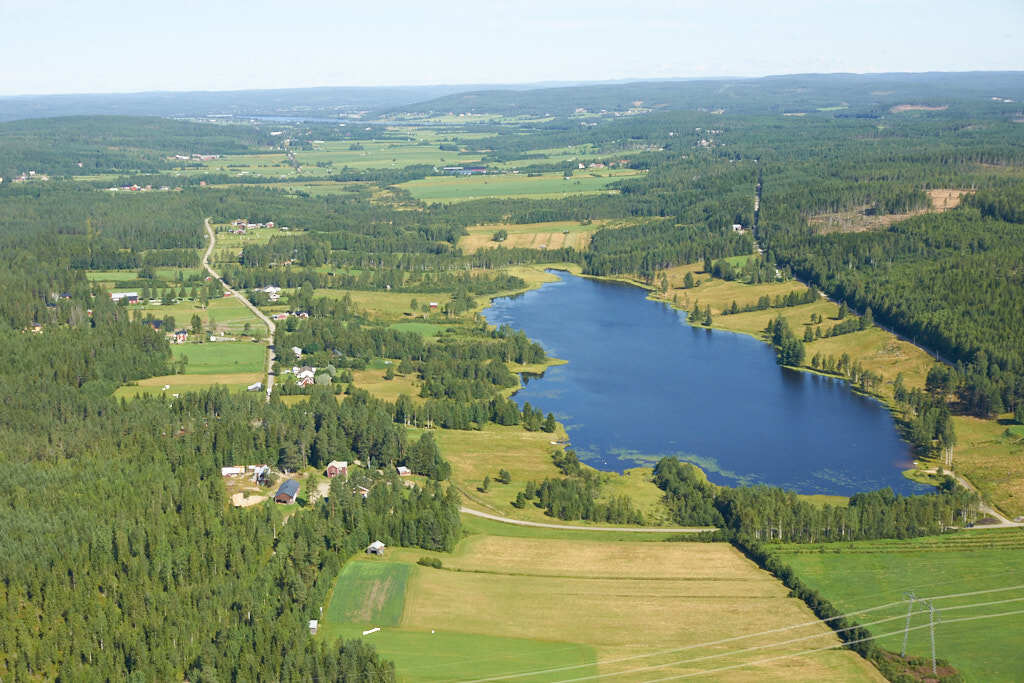 Ett flygbild av Överboda år 2010. Det erbjuder oss en helt annan möjlighet att få en djupare och mer detaljerad inblick i denna plats än vad vi normalt kan uppleva från marknivå.