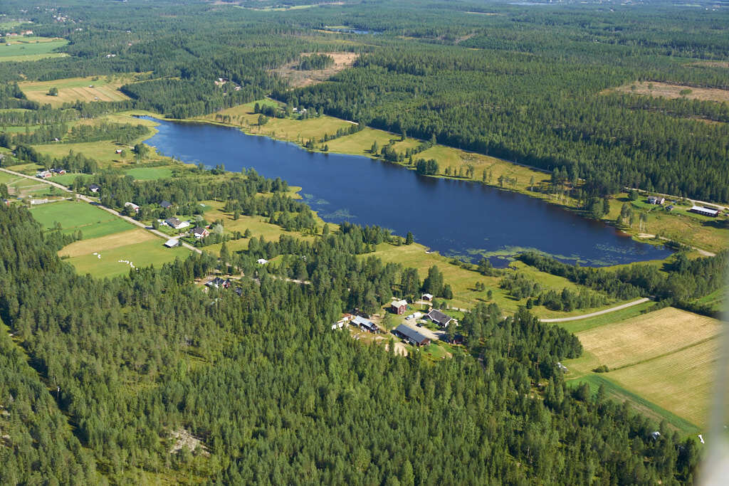 År 2023 togs flygbild över Överboda. Den här bilden är inte bara intressant att titta på, den är också värdefull när man planerar städer och de som vill förstå hur städer ändras över tid. Den hjälper oss att se hur Överboda har utvecklats och hur de passar in i staden.