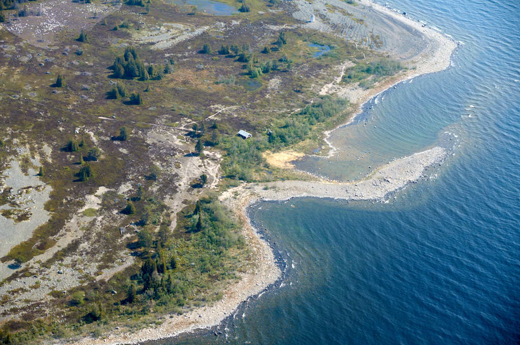 Här kan du se 2011 års flygbild över Holmön och Stor-Fjäderägg. 