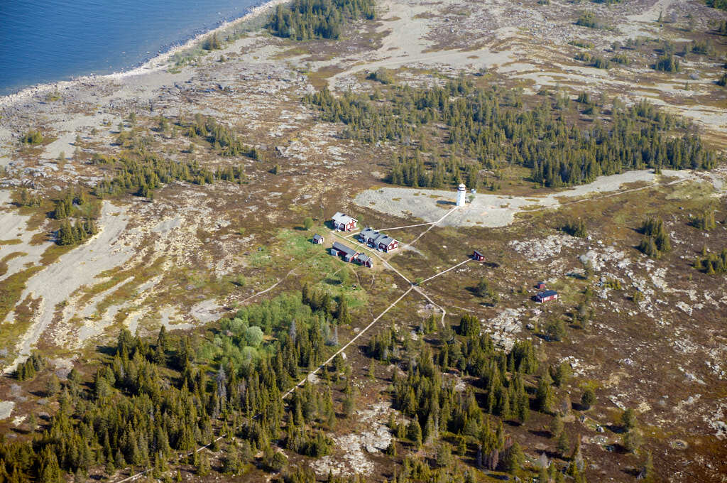 En flygbild som visar Holmön och Stor-Fjäderägg år 2011.