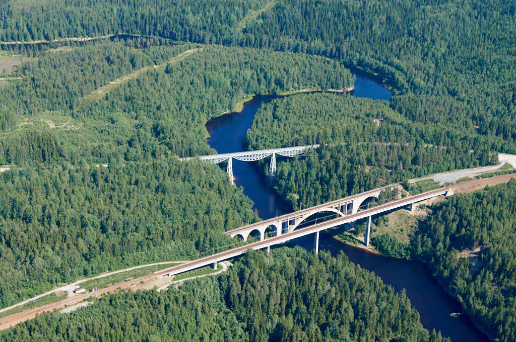 År 2023 togs flygbild över Tallbergsbroarna. Den här bilden är inte bara intressant att titta på, den är också värdefull när man planerar städer och de som vill förstå hur städer ändras över tid. Den hjälper oss att se hur Tallbergsbroarna har utvecklats och hur de passar in i staden.