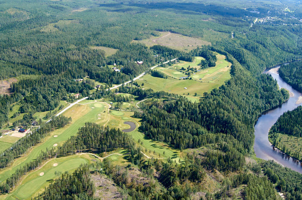 Bilden av Bjurholm från 2011, som togs från luften, ger oss en unik möjlighet att se platsen på ett sätt som sällan är möjligt.