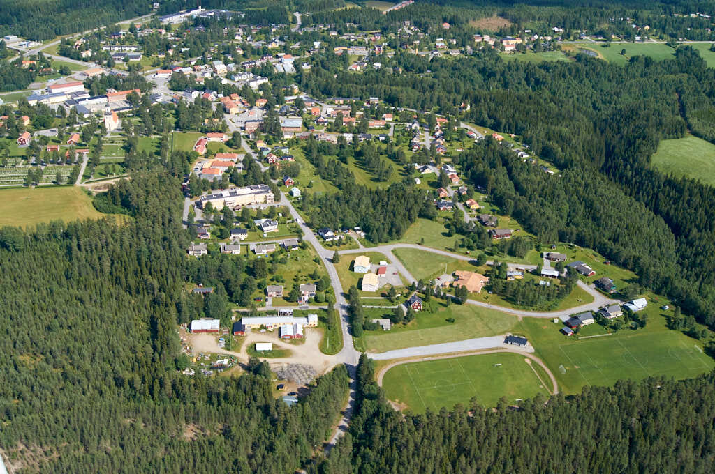 En bild från luften visar Bjurholm år 2011.