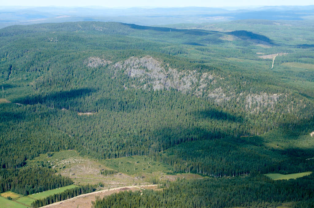 Ett flygbild av Bjurholm och Balberget år 2011. Det erbjuder oss en helt annan möjlighet att få en djupare och mer detaljerad inblick i denna plats än vad vi normalt kan uppleva från marknivå.