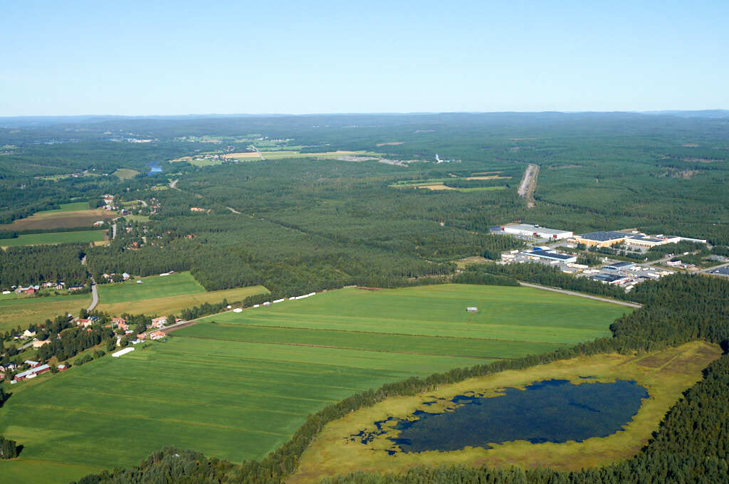 En bild från luften visar Umedalen, Prästsjön och Klockarbäcken år 2011.