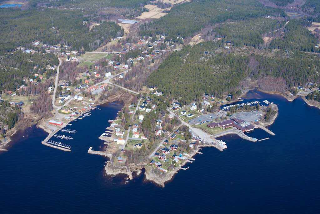 Bilden av Norrbyn från 2012, som togs från luften, ger oss en unik möjlighet att se platsen på ett sätt som sällan är möjligt.