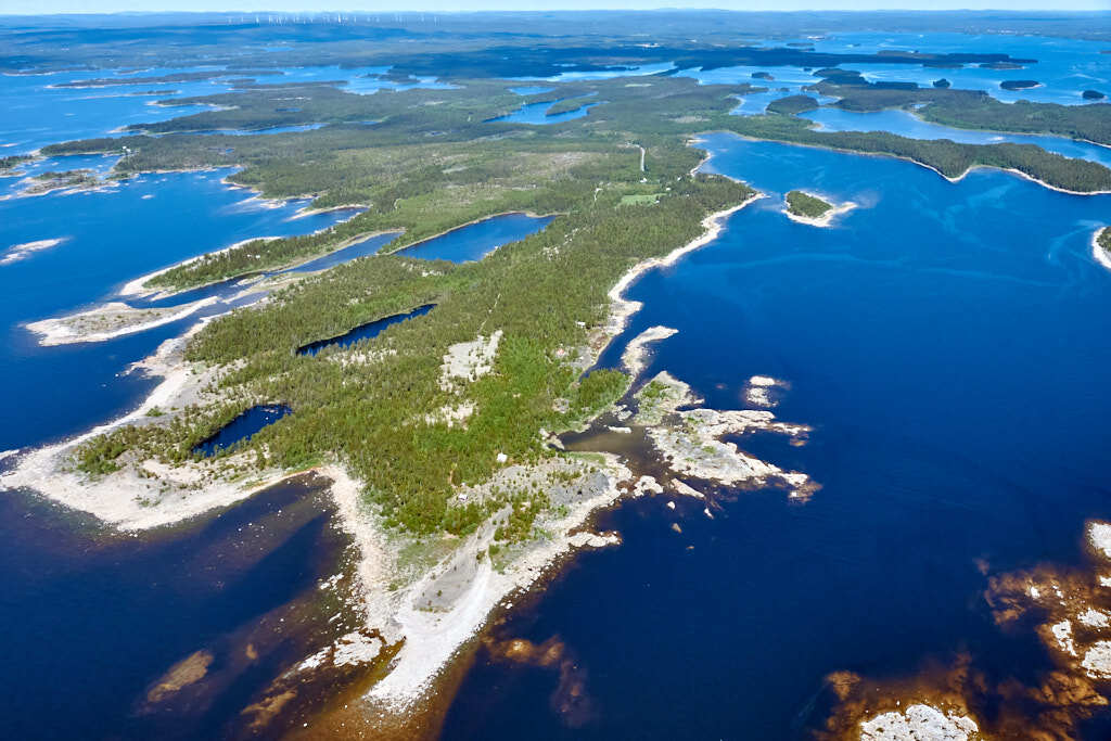 Ett flygbild av Nordmaling och Kronören år 2012. Det erbjuder oss en helt annan möjlighet att få en djupare och mer detaljerad inblick i denna plats än vad vi normalt kan uppleva från marknivå.