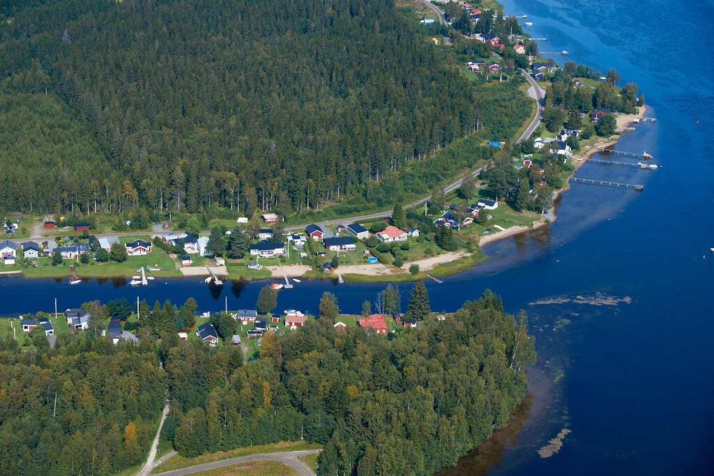 År 2023 togs flygbild över Rinneln. Den här bilden är inte bara intressant att titta på, den är också värdefull när man planerar städer och de som vill förstå hur städer ändras över tid. Den hjälper oss att se hur Rinneln har utvecklats och hur de passar in i staden.