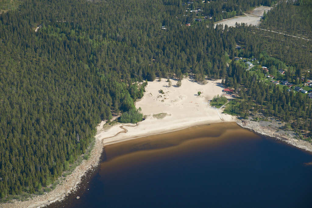 Ett flygbild av Bettnesand år 2013. Det erbjuder oss en helt annan möjlighet att få en djupare och mer detaljerad inblick i denna plats än vad vi normalt kan uppleva från marknivå.