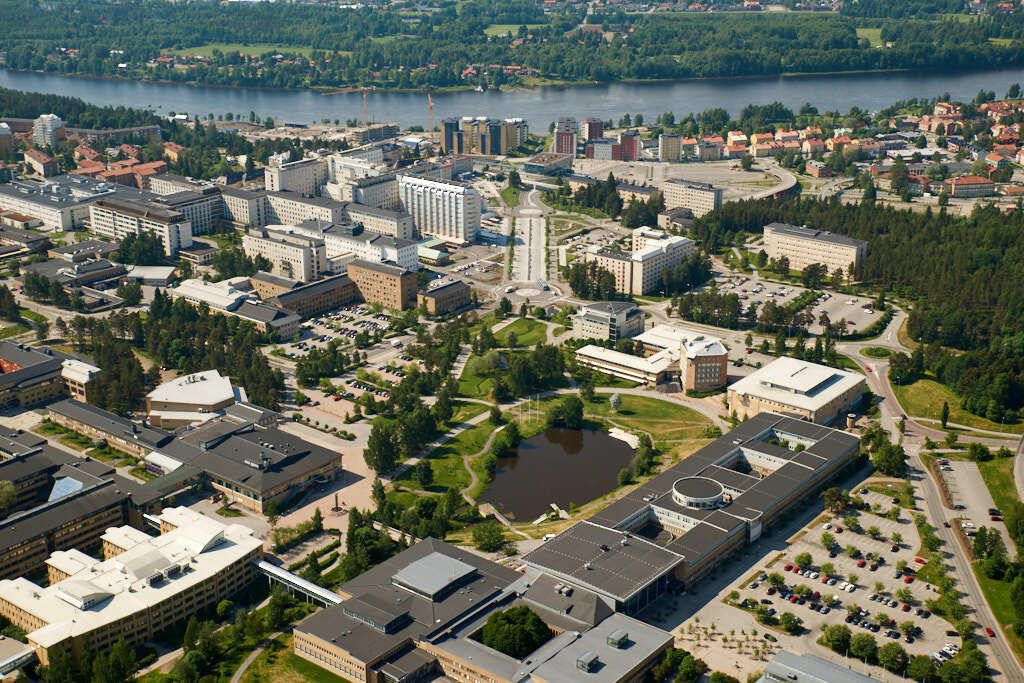 År 2023 togs flygbild över Sjukhusområdet. Den här bilden är inte bara intressant att titta på, den är också värdefull när man planerar städer och de som vill förstå hur städer ändras över tid. Den hjälper oss att se hur Sjukhusområdet har utvecklats och hur de passar in i staden.