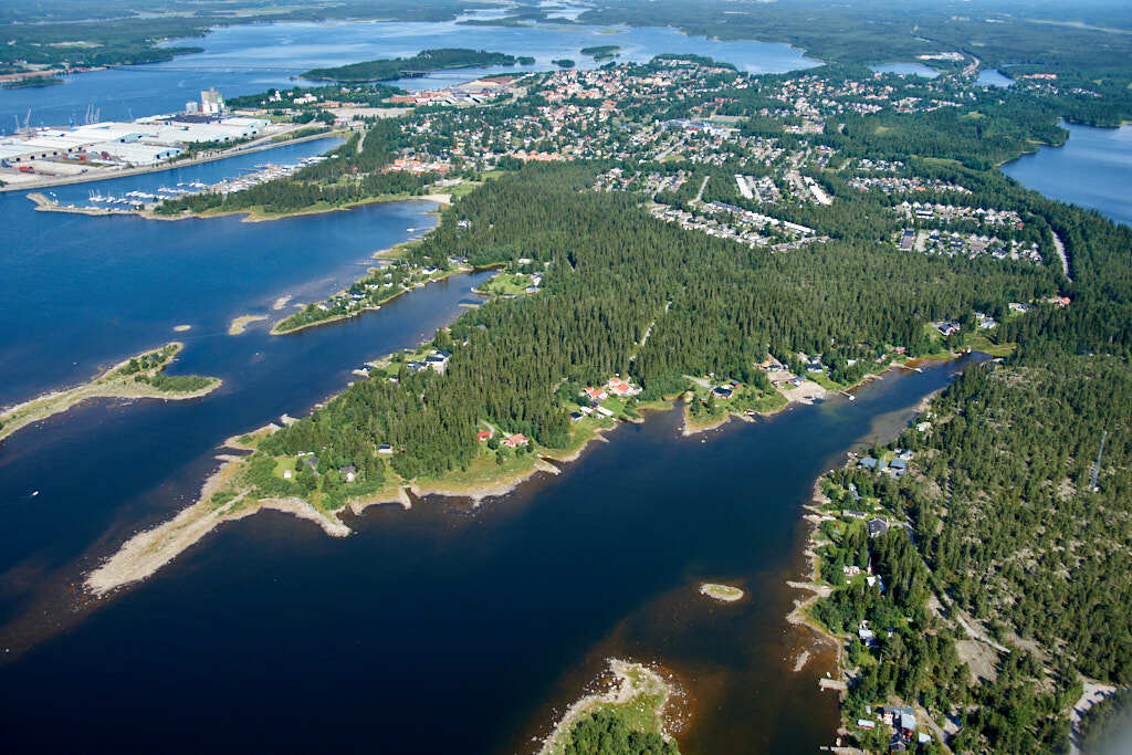 Ett flygbild av Holmsund år 2013. Det erbjuder oss en helt annan möjlighet att få en djupare och mer detaljerad inblick i denna plats än vad vi normalt kan uppleva från marknivå.