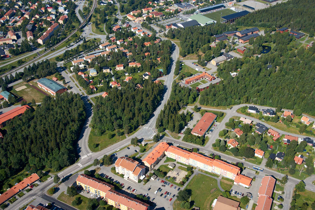 På den här bilden kan du se Fridhem. I mitten av bilden kan du se Axtorpsvägen och till vänster på bilden kan du se Maja beskow skolan och högst upp till höger så ser du Gammlia.