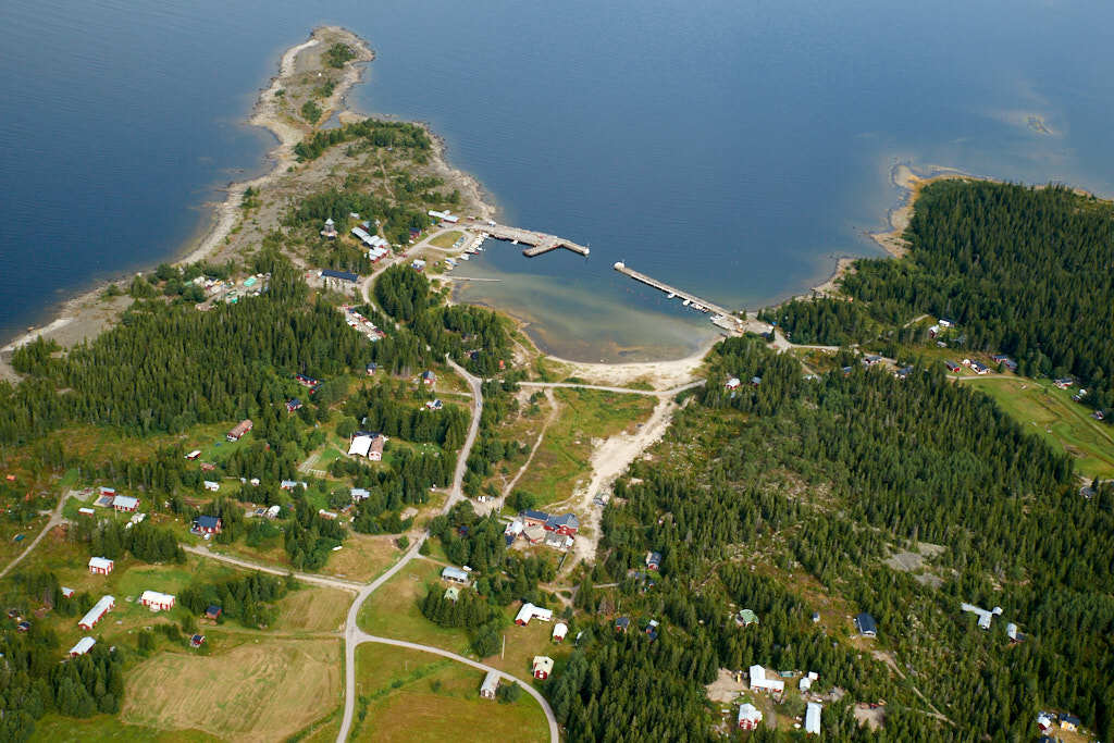 Ett flygbild av Holmön år 2013. Det erbjuder oss en helt annan möjlighet att få en djupare och mer detaljerad inblick i denna plats än vad vi normalt kan uppleva från marknivå.