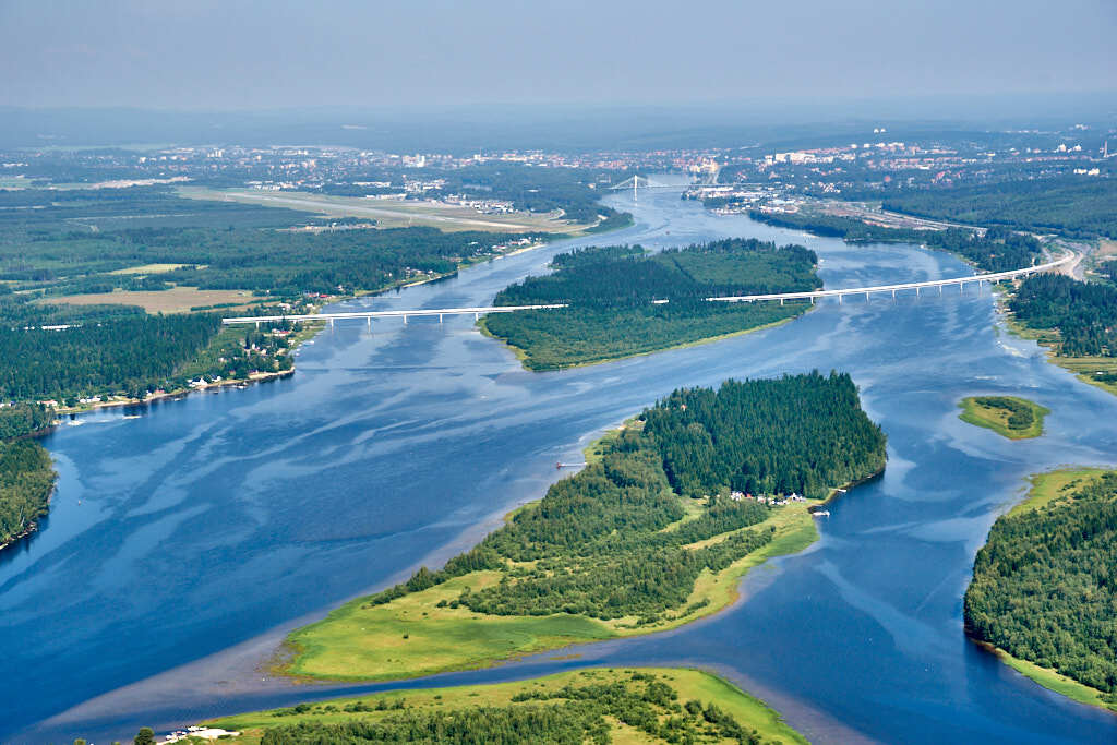 Bilden av Umeå deltat och Storsandskär från 2014, som togs från luften, ger oss en unik möjlighet att se platsen på ett sätt som sällan är möjligt.