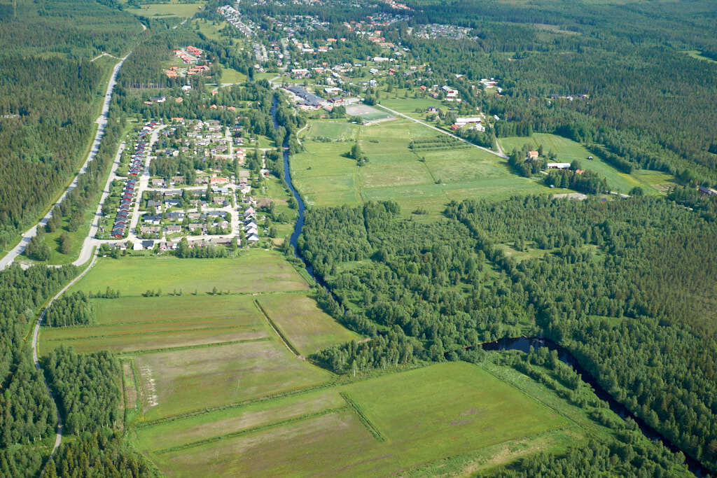 År 2023 togs flygbild över Ersliden. Den här bilden är inte bara intressant att titta på, den är också värdefull när man planerar städer och de som vill förstå hur städer ändras över tid. Den hjälper oss att se hur Ersliden har utvecklats och hur de passar in i staden.