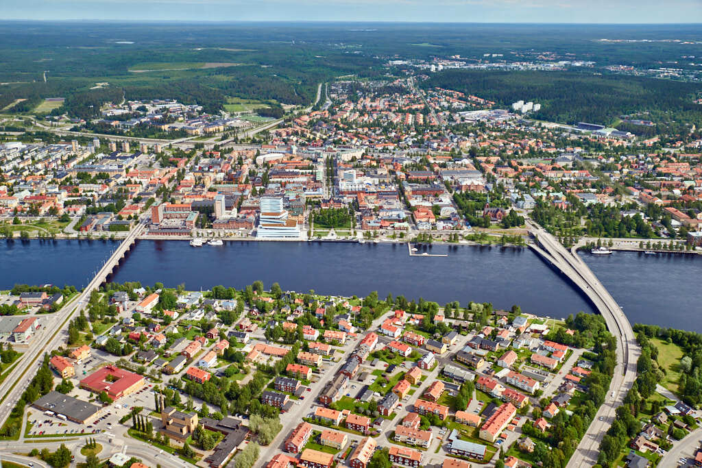 År 2023 togs flygbild över Centrala stan. Den här bilden är inte bara intressant att titta på, den är också värdefull när man planerar städer och de som vill förstå hur städer ändras över tid. Den hjälper oss att se hur Centrala stan har utvecklats och hur de passar in i staden.