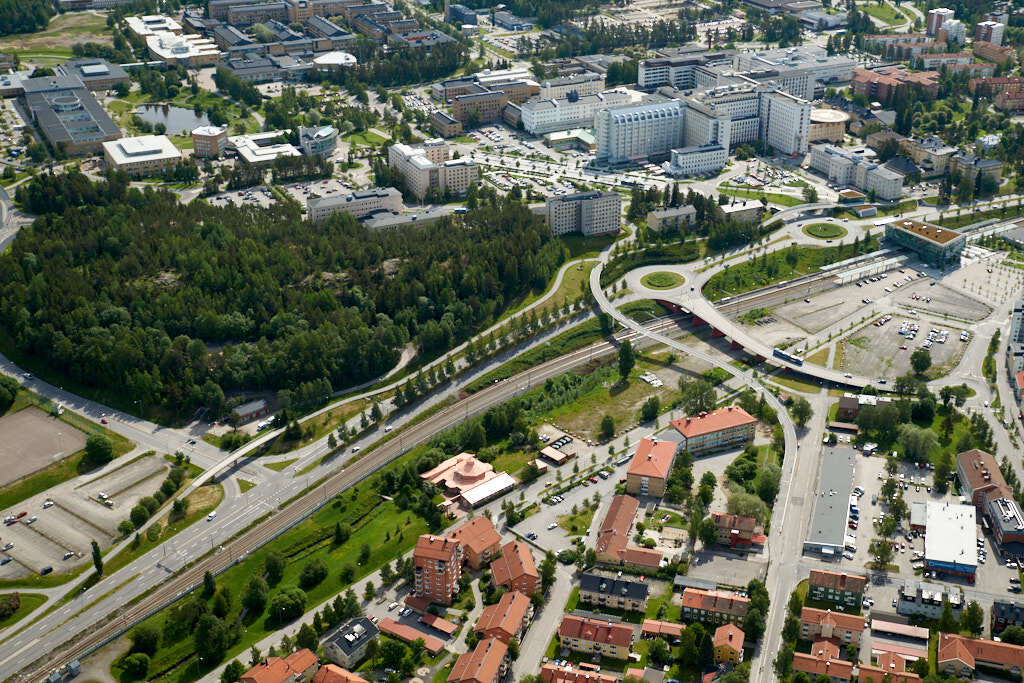 På denna bilden ser du Hamrinsberget , NUS (Norrlands universitetssjukhus) och Östra station.