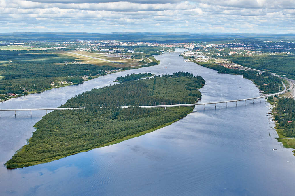 Bilden av Umeå deltat och Storsandskär från 2016, som togs från luften, ger oss en unik möjlighet att se platsen på ett sätt som sällan är möjligt.