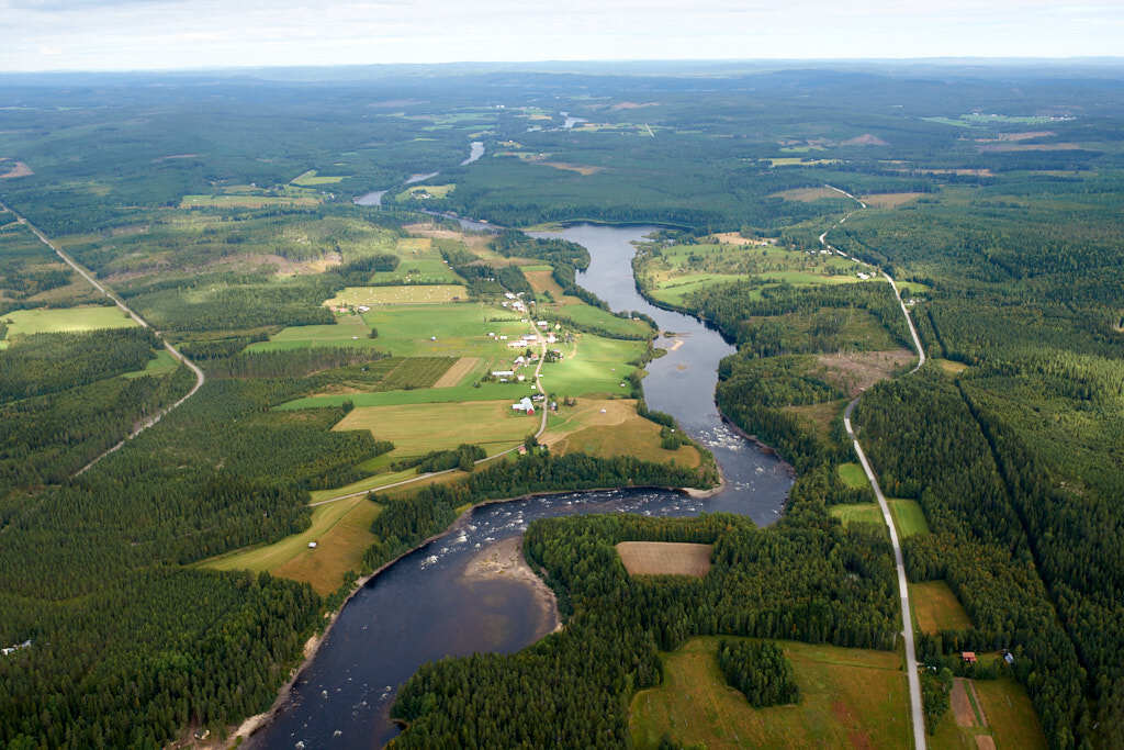 Ett flygbild av Vännfors år 2016. Det erbjuder oss en helt annan möjlighet att få en djupare och mer detaljerad inblick i denna plats än vad vi normalt kan uppleva från marknivå.