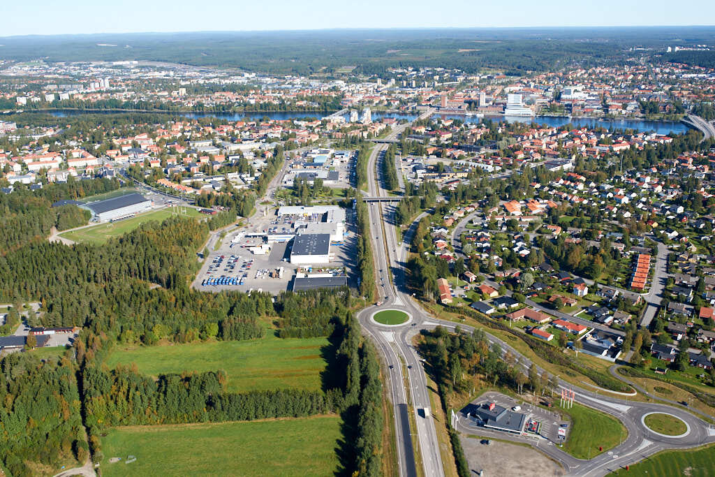 År 2023 togs flygbild över Teg. Den här bilden är inte bara intressant att titta på, den är också värdefull när man planerar städer och de som vill förstå hur städer ändras över tid. Den hjälper oss att se hur Teg har utvecklats och hur de passar in i staden.