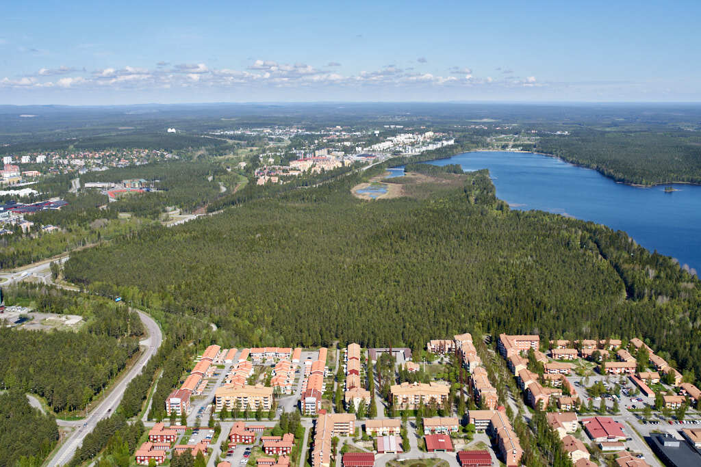 Ett flygbild av Tomtebo strand och Tomtebo år 2017.