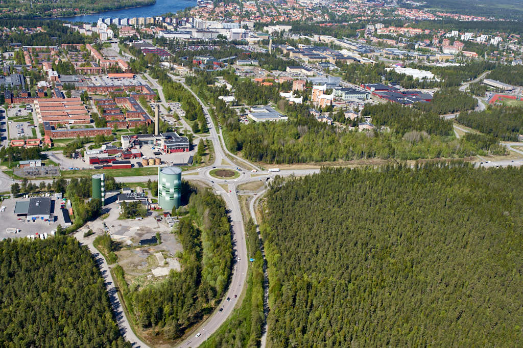 År 2023 togs flygbild över Ålidhem. Den här bilden är inte bara intressant att titta på, den är också värdefull när man planerar städer och de som vill förstå hur städer ändras över tid. Den hjälper oss att se hur Ålidhem har utvecklats och hur de passar in i staden.