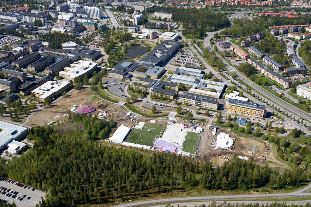 År 2023 togs flygbild över Universitetsområdet. Den här bilden är inte bara intressant att titta på, den är också värdefull när man planerar städer och de som vill förstå hur städer ändras över tid. Den hjälper oss att se hur Universitetsområdet har utvecklats och hur de passar in i staden.