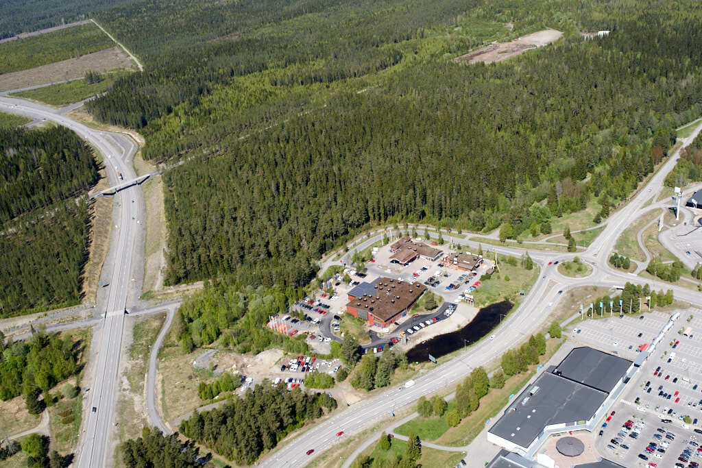 År 2023 togs flygbild över Sandbäcken och Ersboda. Den här bilden är inte bara intressant att titta på, den är också värdefull när man planerar städer och de som vill förstå hur städer ändras över tid. Den hjälper oss att se hur Sandbäcken och Ersboda har utvecklats och hur de passar in i staden.