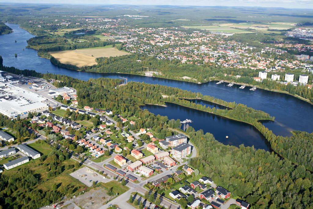 År 2023 togs flygbild över Böle. Den här bilden är inte bara intressant att titta på, den är också värdefull när man planerar städer och de som vill förstå hur städer ändras över tid. Den hjälper oss att se hur Böle har utvecklats och hur de passar in i staden.